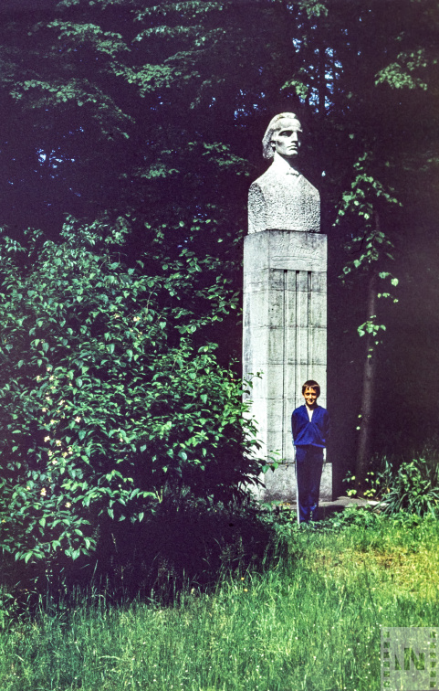 Mihai Eminescu szobra a parkban