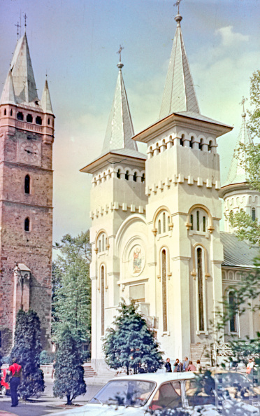 Szent István-torony  és a Szent Miklós ortodox templom 