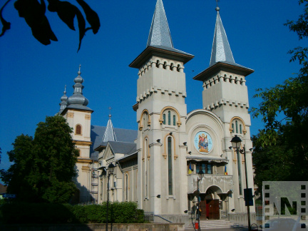 A Szentháromság római katolikus templom és a Szent Miklós ortodox templom