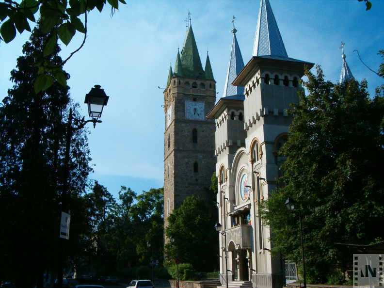 Szent István torony és a Szent Miklós ortodox templom