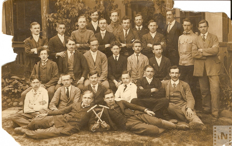 A felsőbányai bányaiskola tanulói a mult század elején