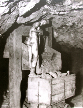 Dolgozó bányász a guritónál, fa csilén áll (hont)