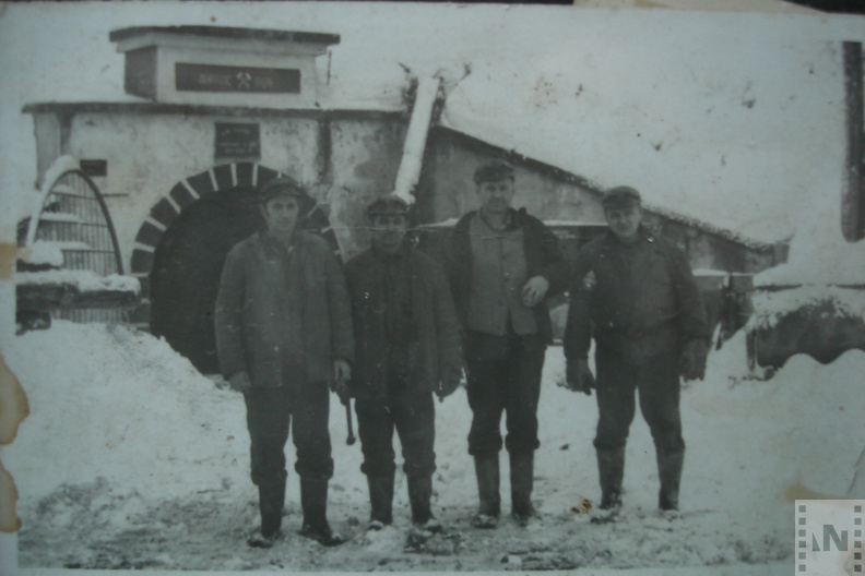 Sujori bányászok a bányabejárat előtt