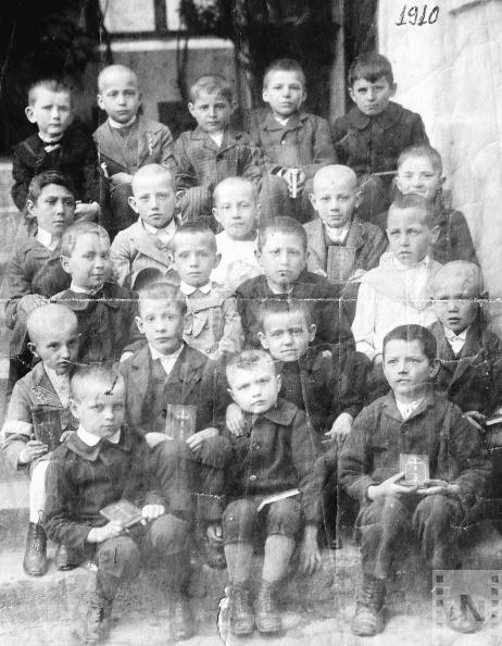 Hittanra jaro gyerekek 1910 ben.jpg