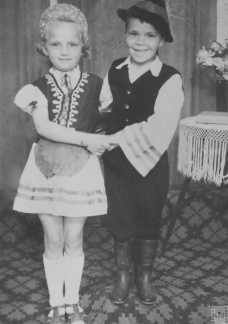 Magyar ruhás gyerekek 1958