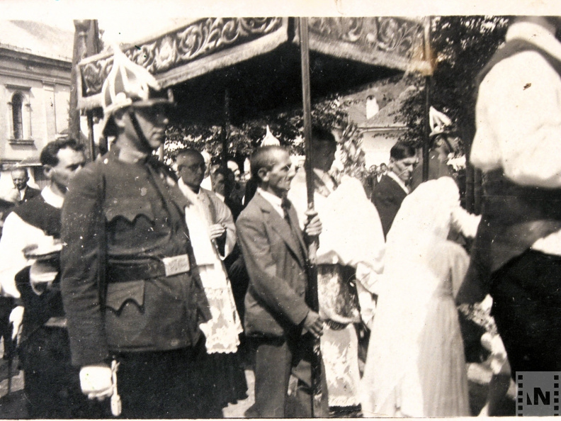 Úrnapi körmenet az 1940 években - csendőri díszkísérettel