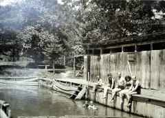 Ambrus tó fürdőzőkkel az 1930-as években