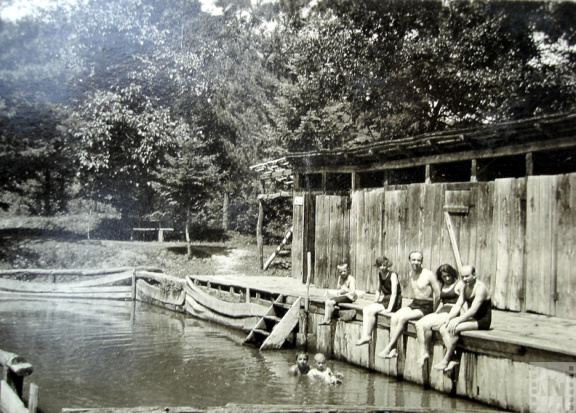 Ambrus tó fürdőzőkkel az 1930-as években