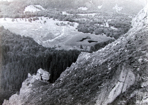 Kilátás a Gutinról a feneketlen tóra az 1960-as években