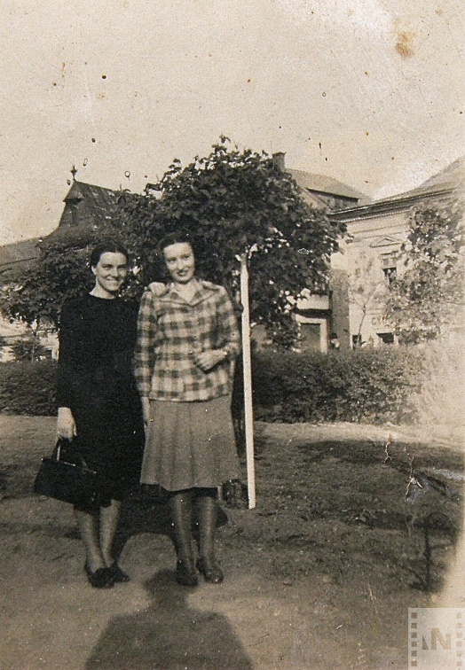 A régi főtéren 1942-ben (Kiss Etel es Jedenak Katica)
