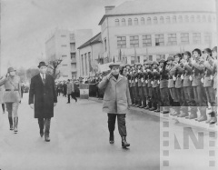Nicolae Ceaușescu elvtárs fogadja a polgárok és a díszőrség üdvözletét