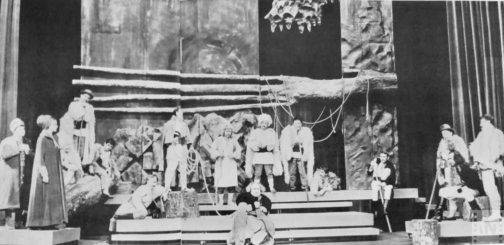Răzvan és Vidra című darab előadásának jelenete a nagybányai drámai színházban