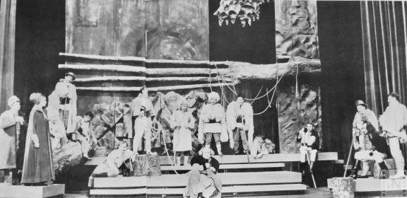 Răzvan és Vidra című darab előadásának jelenete a nagybányai drámai színházban