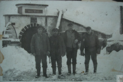 Sujori bányászok a bányabejárat előtt