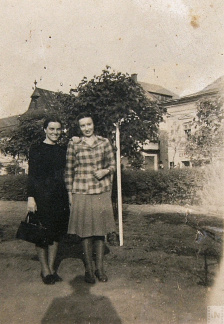 A régi főtéren 1942-ben (Kiss Etel es Jedenak Katica)