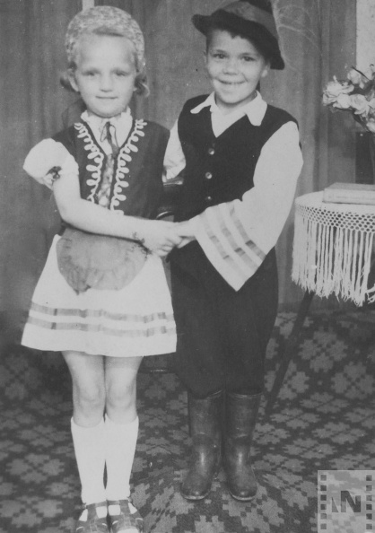 Magyar ruhas gyerekek 1958 ban.jpg