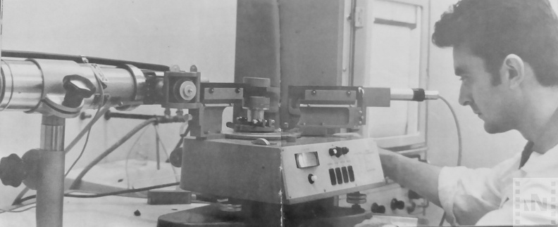 Modern gép az insztitutnál (a színesfémek és ritka ércek vizsgálatára)