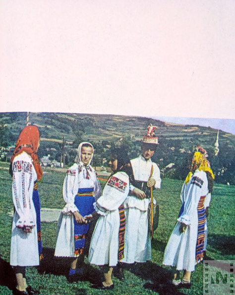 A Láposi-medence tájegységének festői népviselete