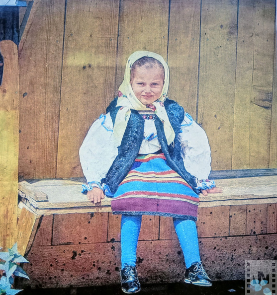 Aranyözönként hull a lágy világosság,  fentről átszűrődve a palánkok résein.