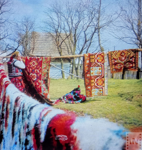 Tavasz érkezik, rügy fakad és virág nyílik mindenütt,  a szivárvány pedig mintha a csergék és szőttesek színeiből születne újjá.